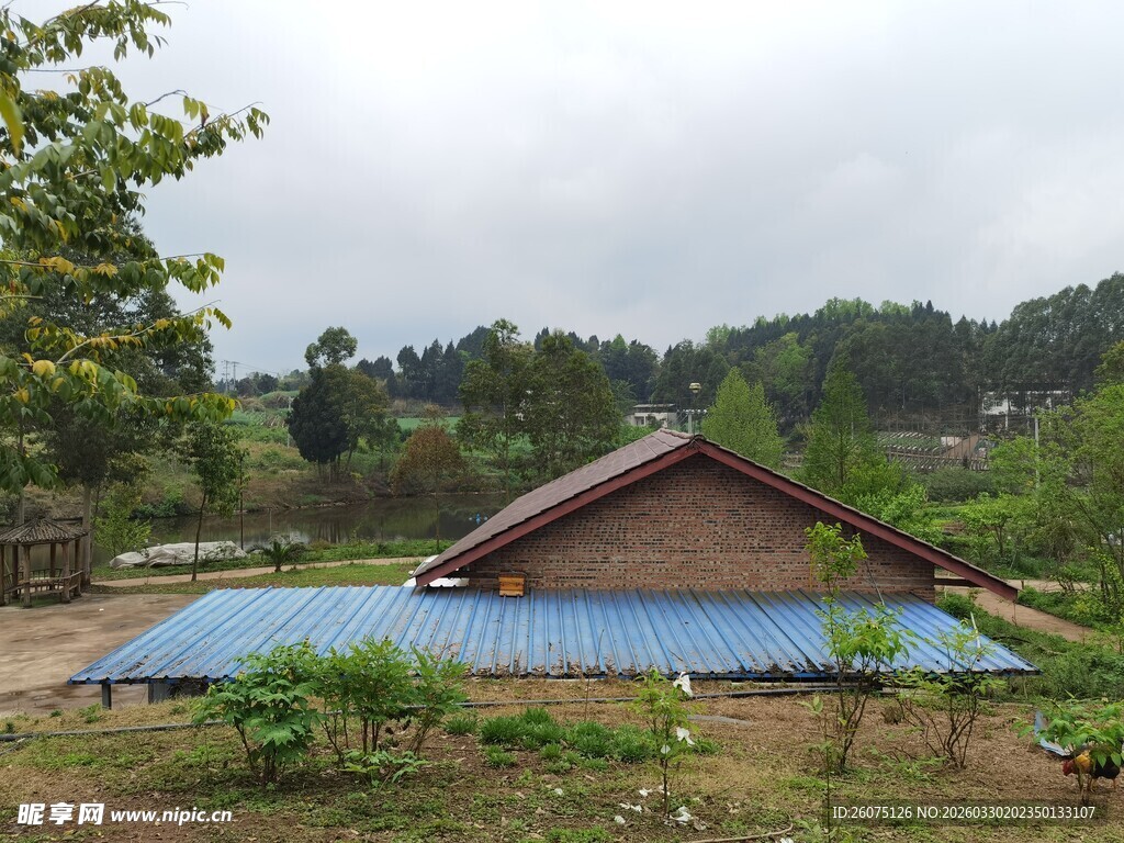 乡村农舍与蓝色棚顶景观