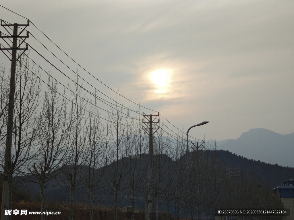 夕阳下的电线与远山景色