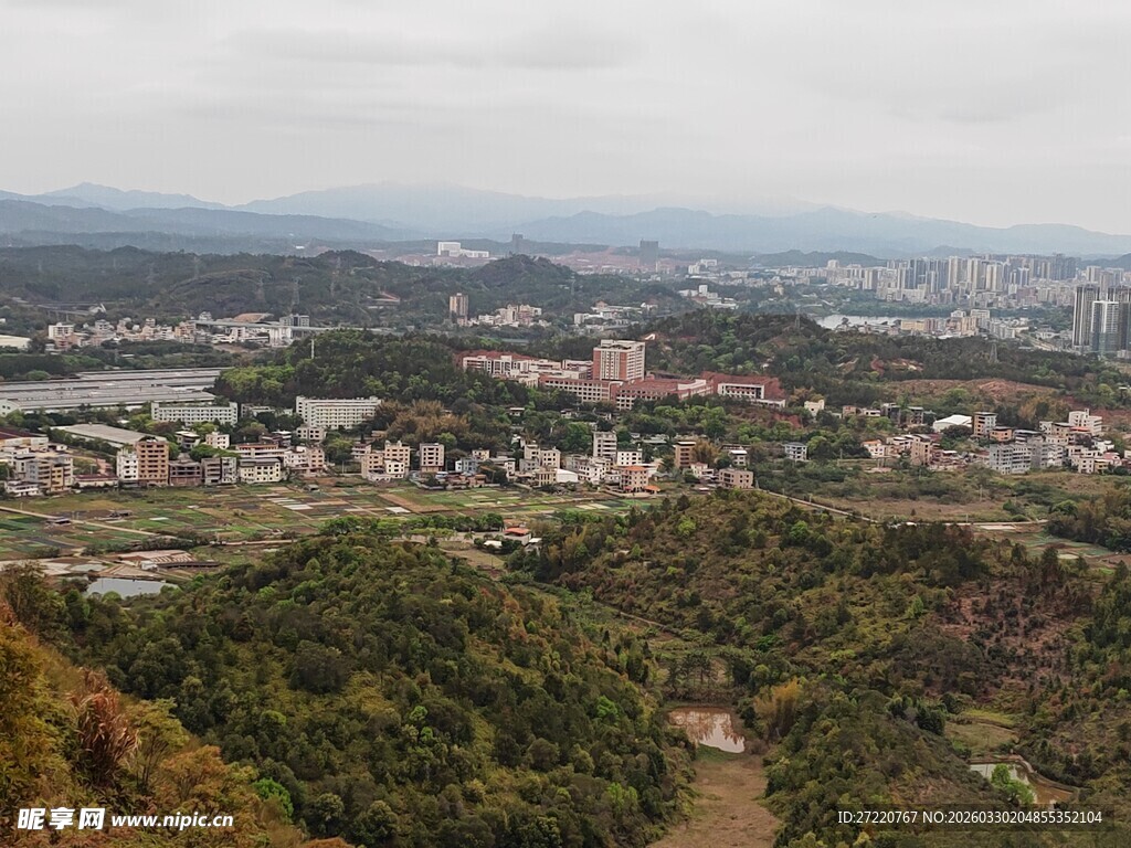 俯瞰山林环绕的城市景观
