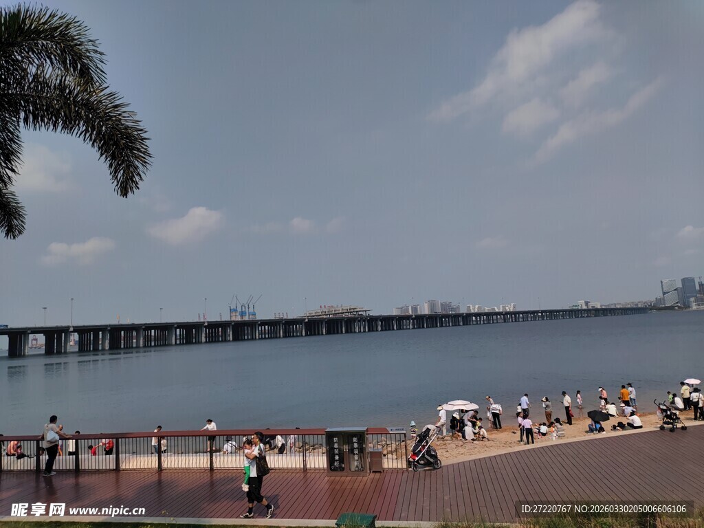 海滨长桥旁的休闲场景