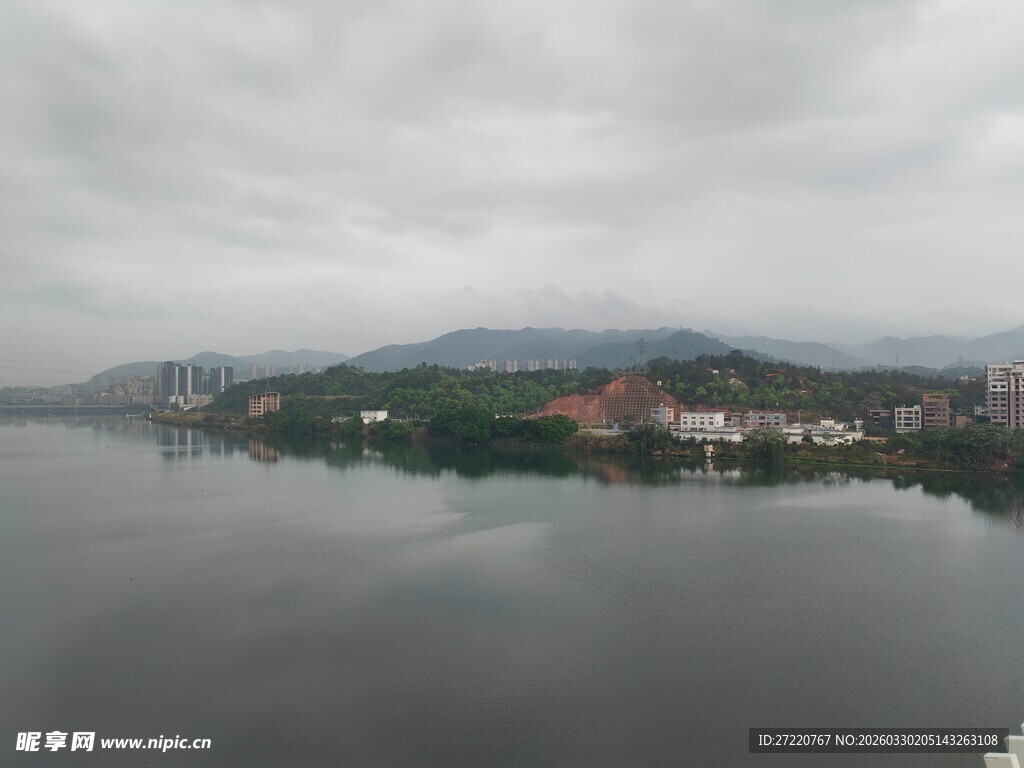 河畔云雾缭绕的静谧风光