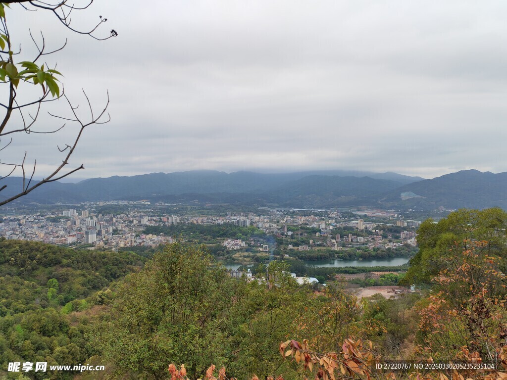 山间远眺城市与朦胧山峦