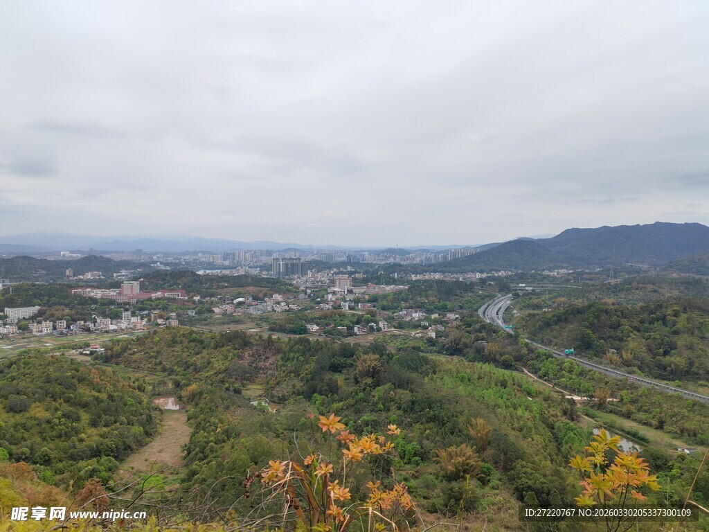 山间秋景俯瞰图