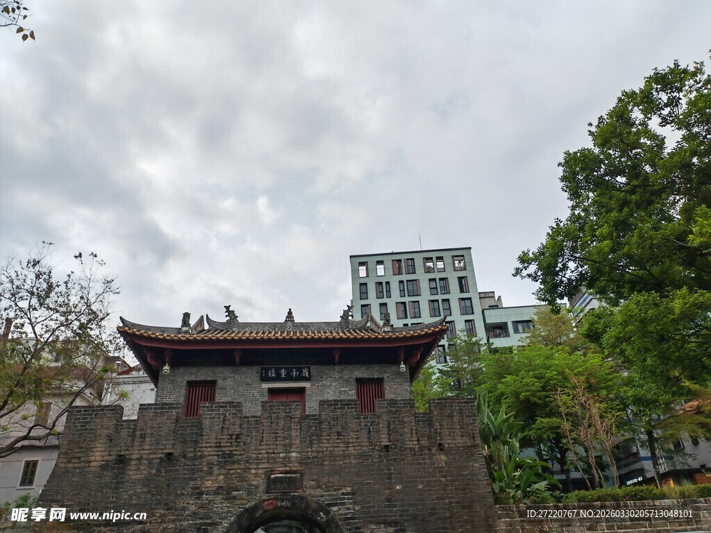 古城墙与现代建筑相映成趣