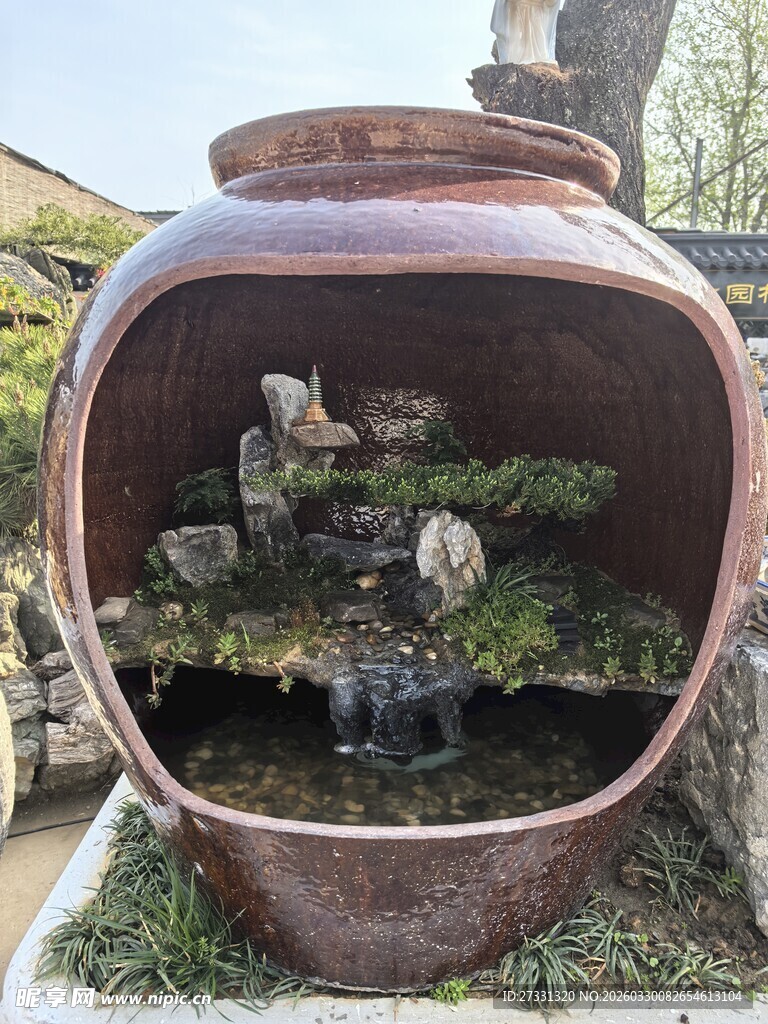 陶制水缸中的微型景观