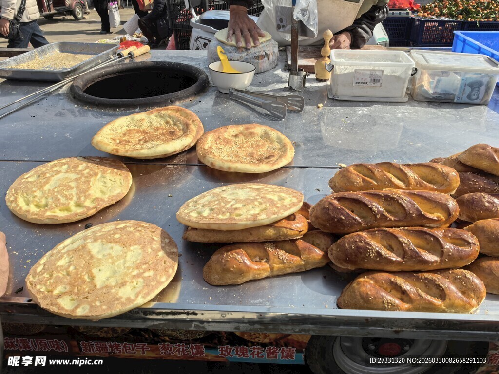 街头售卖的各式面包糕点