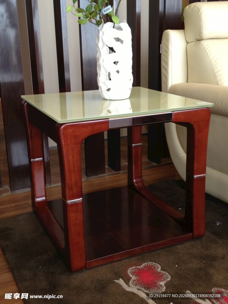 中式玻璃茶几与花瓶摆件