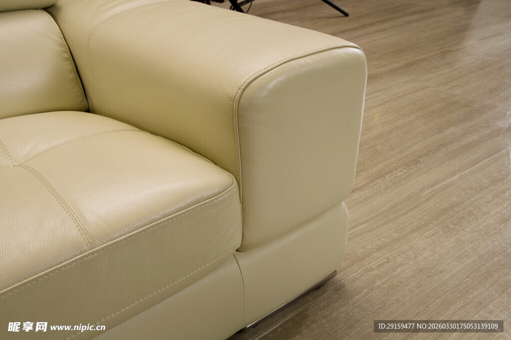 米色皮质沙发近景展示