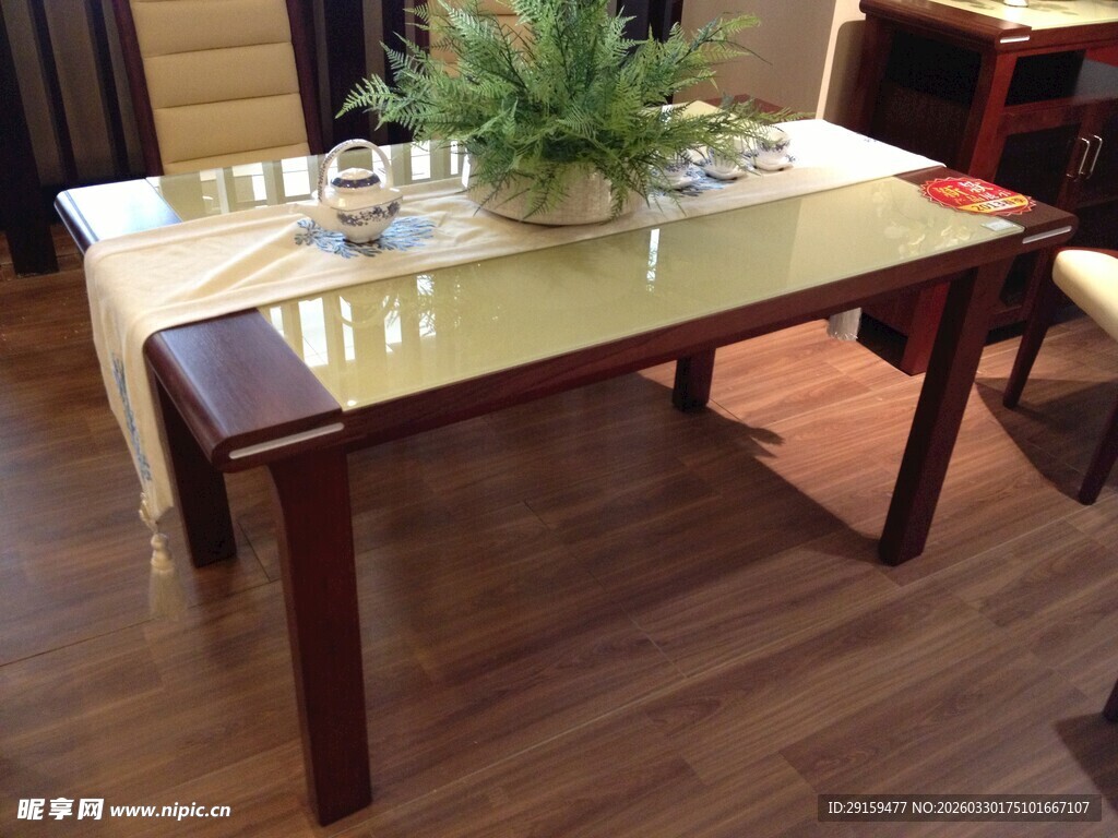 简约实木餐桌搭配绿植