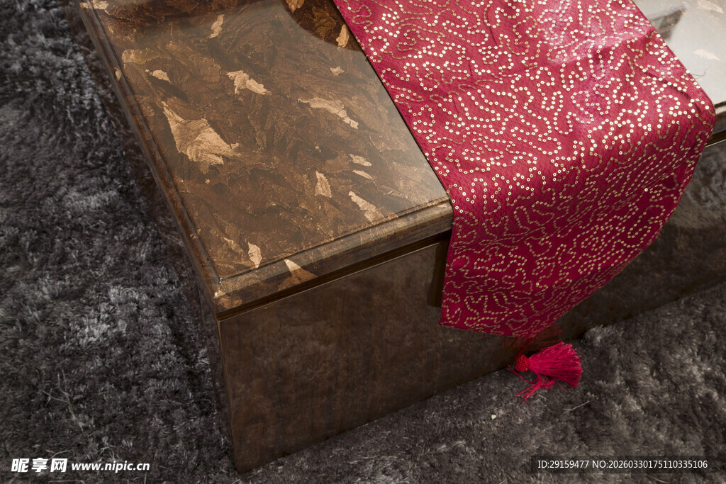 复古木箱配红色花纹布料