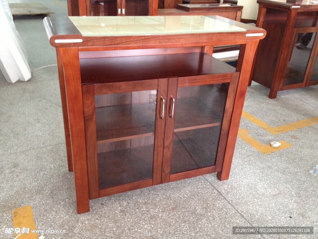 木质玻璃门餐边柜展示