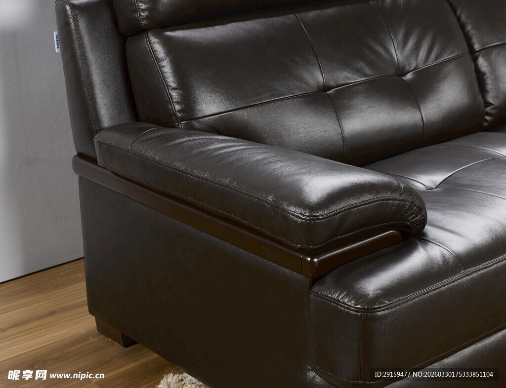 黑色真皮双人沙发特写