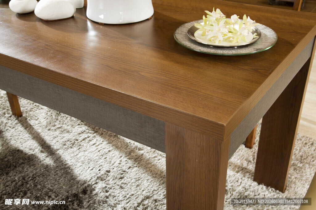 木质餐桌搭配精致摆盘