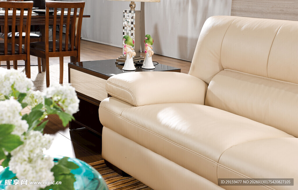 米白色沙发客厅温馨一角