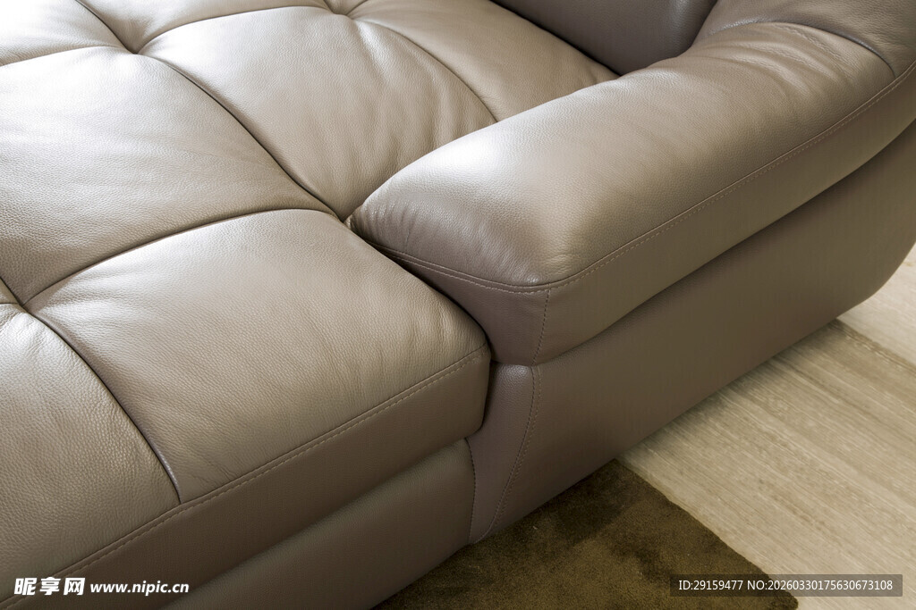 浅灰色皮质沙发一角特写