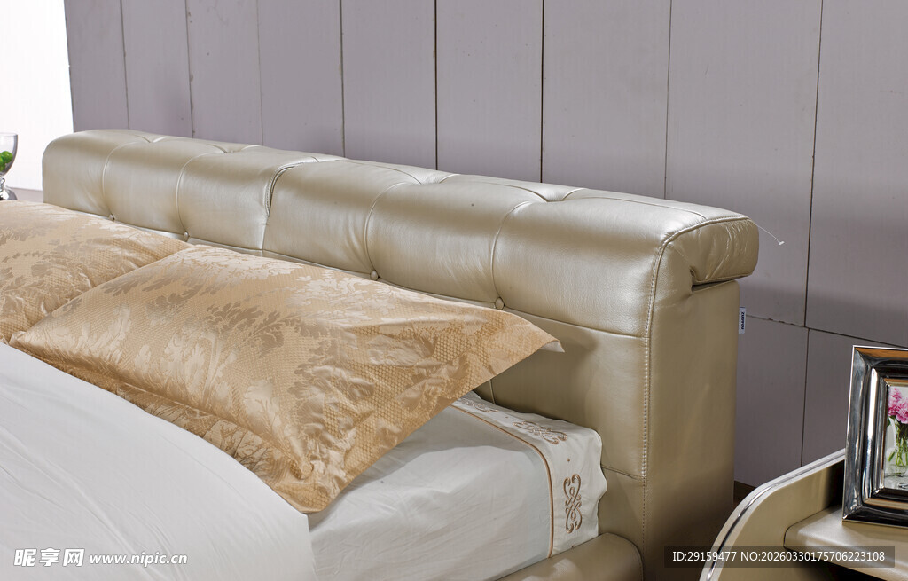 奢华皮质床头及温馨床品