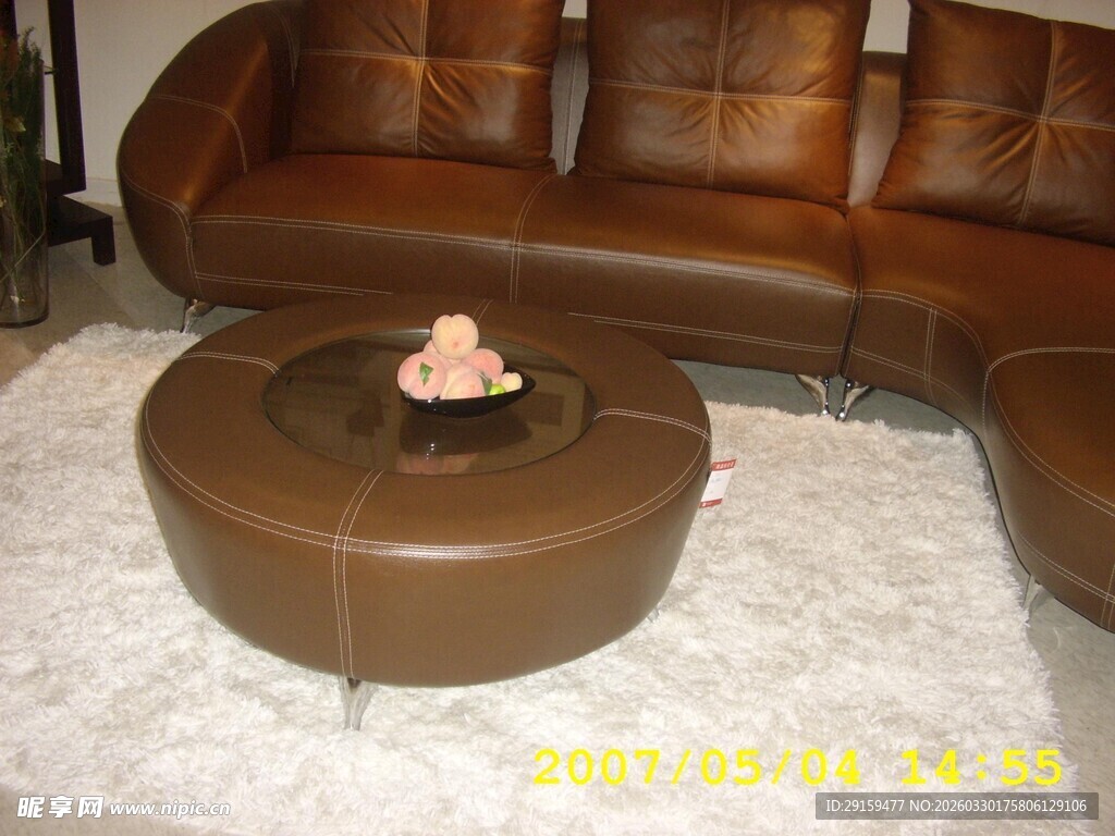 时尚棕色皮质沙发与圆茶几