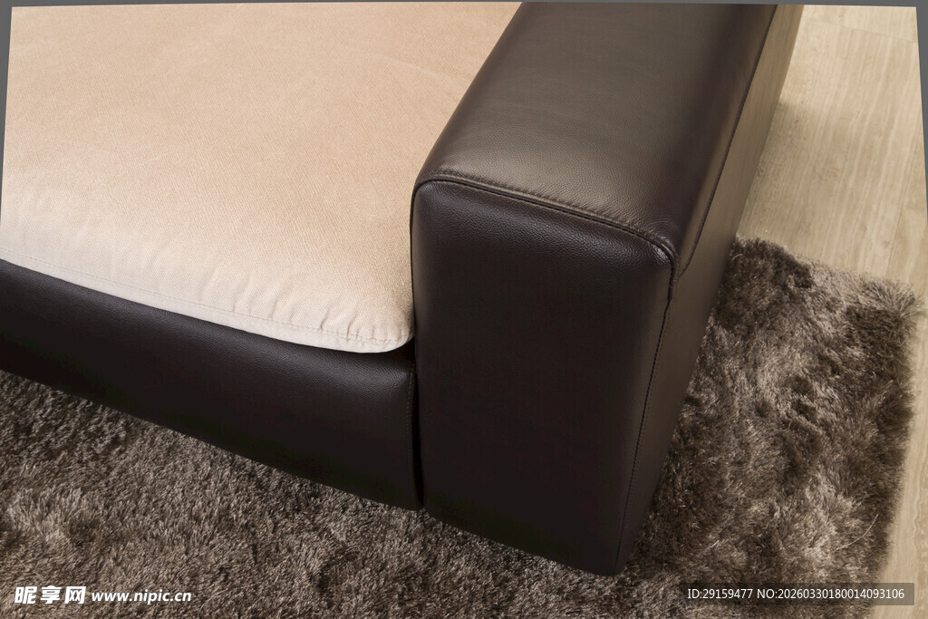 棕色皮质沙发局部特写