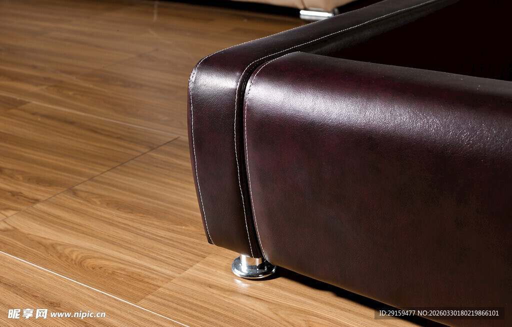 棕色皮沙发搭配木地板