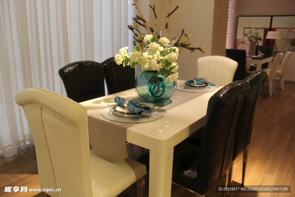 简约温馨的室内餐桌一角