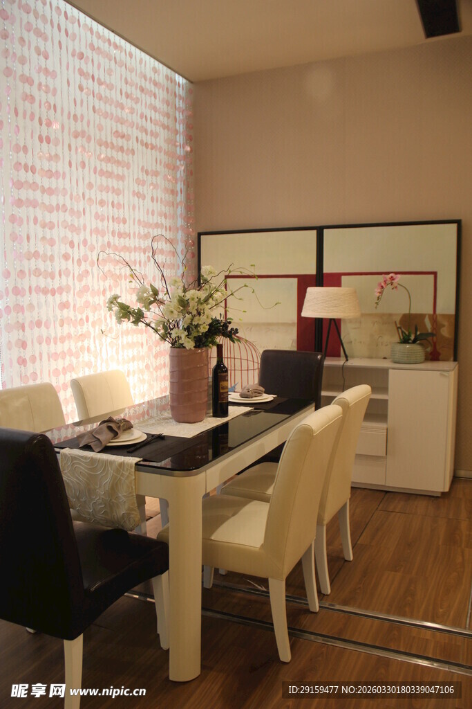 简约温馨的餐厅室内场景