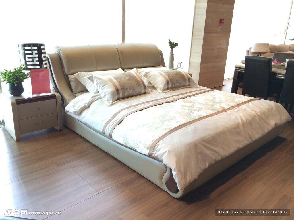 现代简约风格舒适双人床