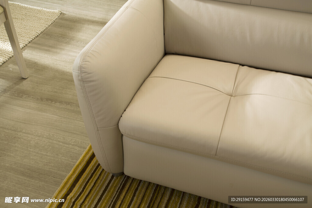 米色沙发搭配条纹地毯