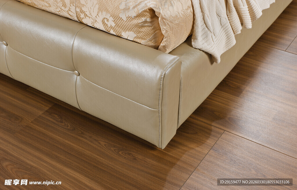 浅米色皮艺床脚特写