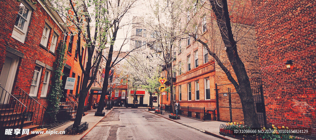 春日静谧的红砖街道