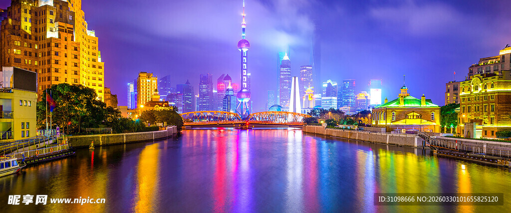 城市河畔璀璨夜景