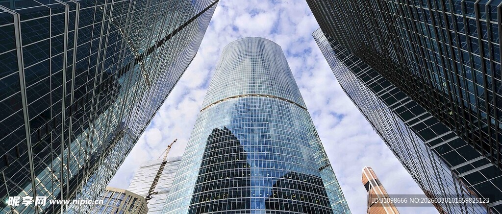 仰视都市摩天大楼景观