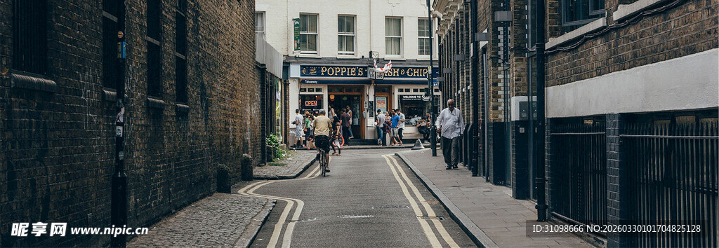 狭窄街道上的骑行者