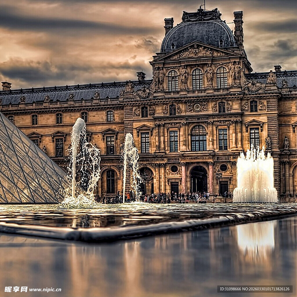 卢浮宫前的喷泉与玻璃金字塔
