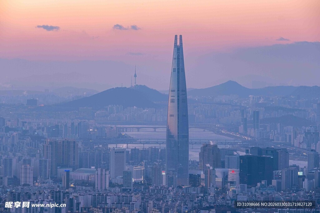 黄昏下的都市高楼景观