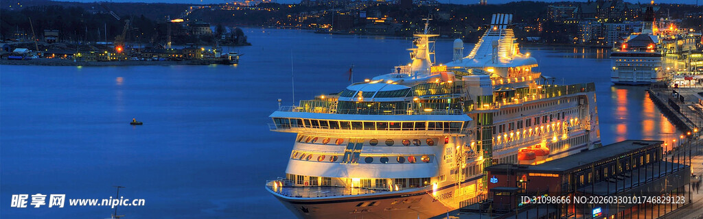 夜幕下璀璨的豪华游轮