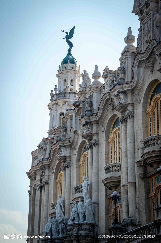 古巴华丽建筑顶部雕像