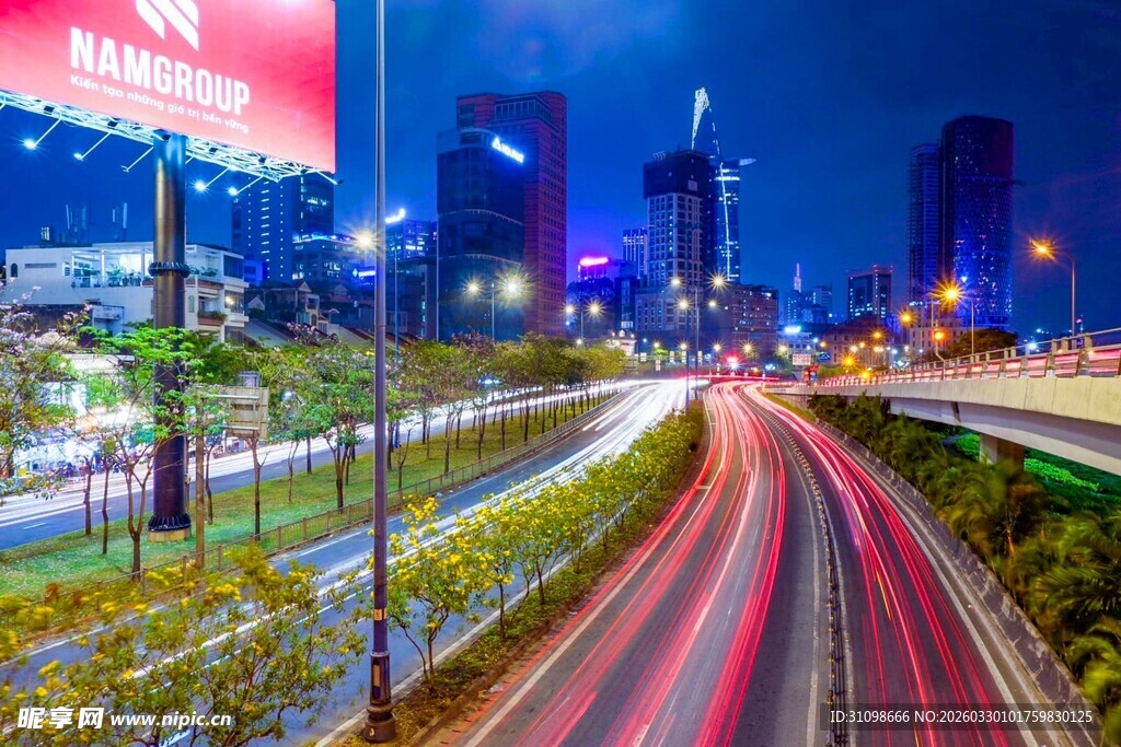 城市夜景中的车流与霓虹