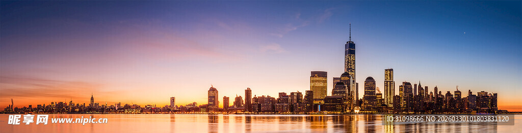 城市天际线的黄昏美景
