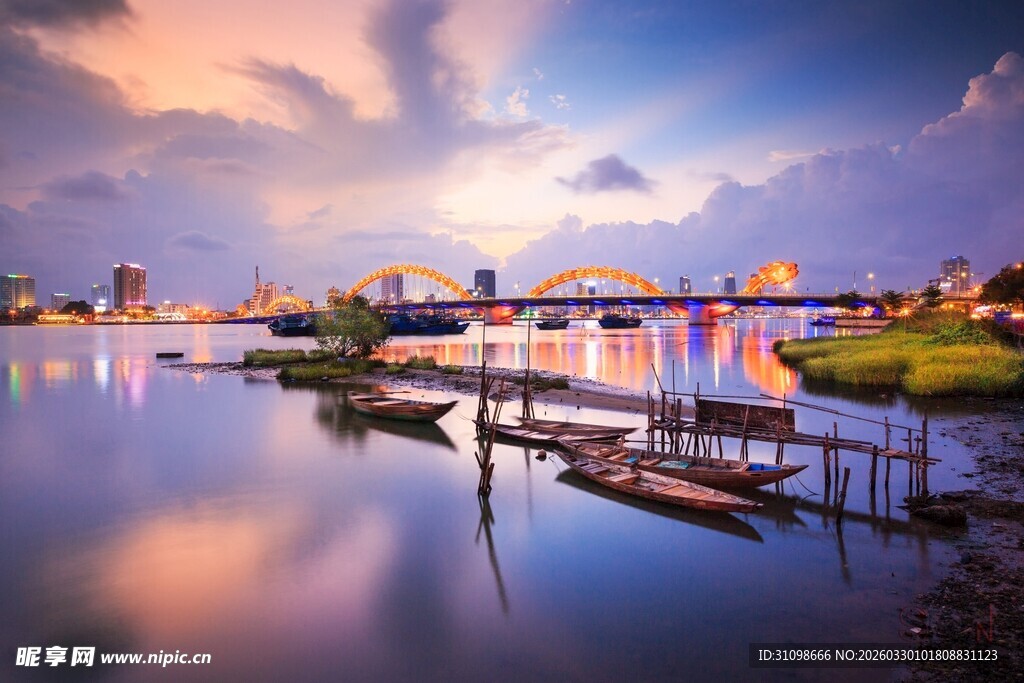 湖畔黄昏美景