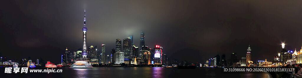 城市夜景中的璀璨高塔