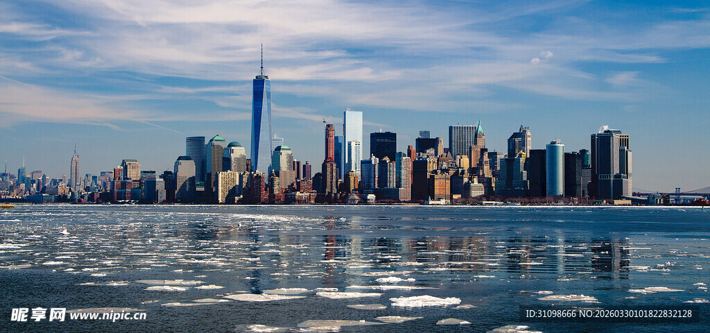 城市天际线与水域景观