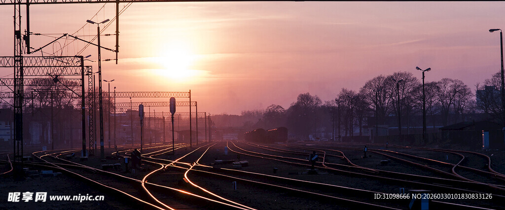 夕阳下的铁路风景