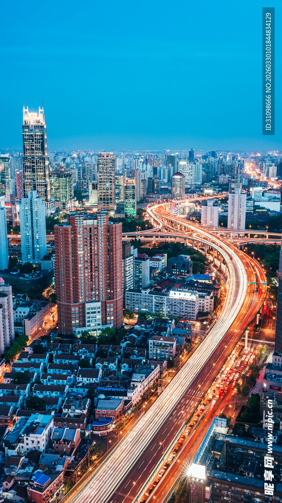 城市夜景中的繁华交通脉络