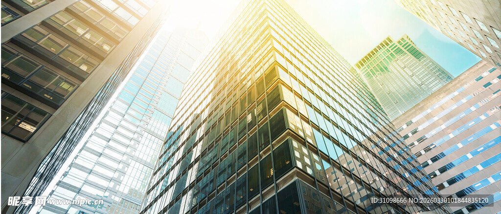 阳光照耀下的都市摩天大楼