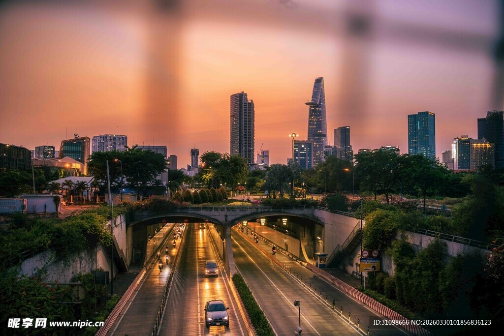 城市黄昏下的繁忙交通景象
