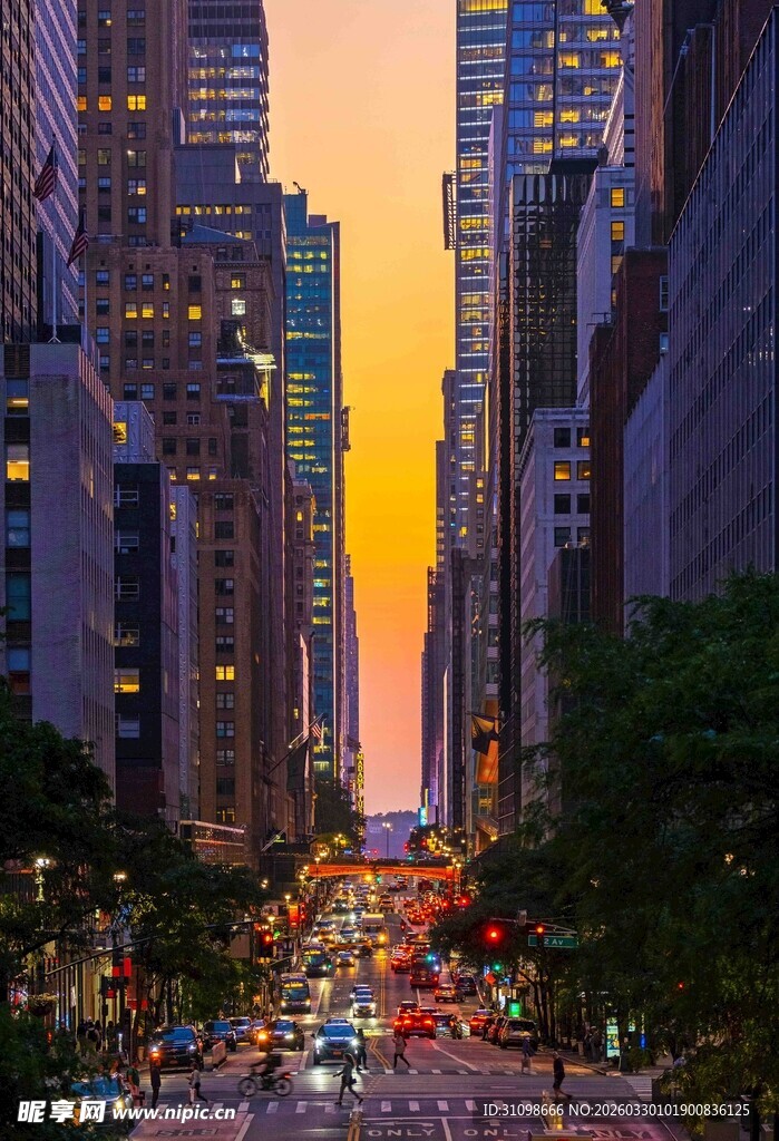 黄昏下繁华都市街道景象