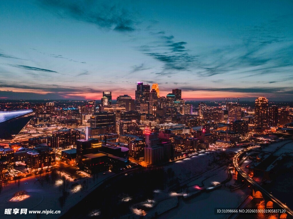 城市璀璨夜景俯瞰图