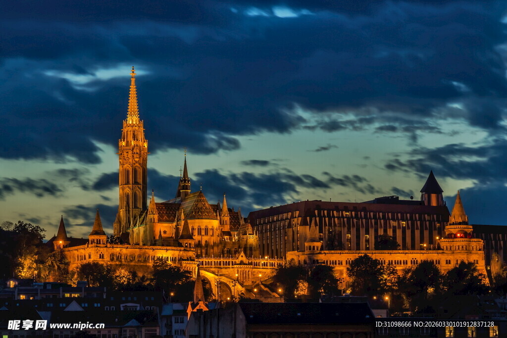 夜幕下的华丽欧式建筑