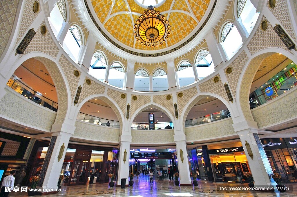 华丽穹顶的室内建筑空间