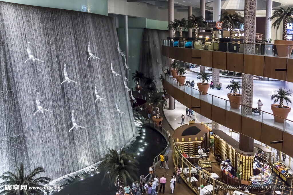 商场内景的热闹休闲空间